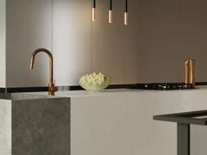 Miniaturka 10 - Kompozycja trzech złotych lamp sufitowych nad blatem