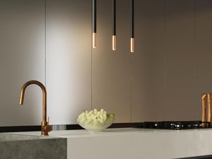 Miniaturka 10 - Ciemna kuchnia z trzema lampami wiszącymi w miedzianym kolorze