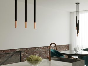 Miniaturka 12 - Trzy czarno-miedziane lampy w kuchni z białą ścianą