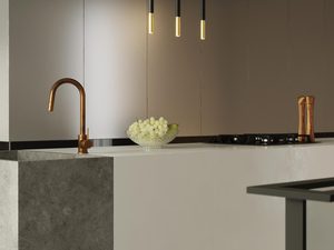 Miniaturka 16 - Zestaw złotych lamp wiszących nad blatem kuchennym