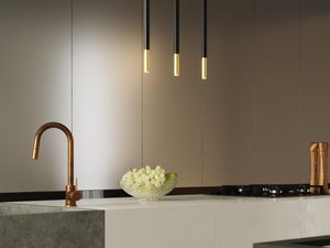 Miniaturka 16 - Zestaw trzech złotych lamp w jasnej kuchni z wyspą