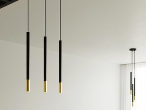 Miniaturka 18 - Trzy smukłe lampy wiszące na tle szarej ściany