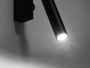 Miniaturka 3 - Kinkiet czarny LED z podłużnym reflektorem na białej ścianie