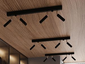 Miniaturka 5 - Drewniany sufit z czarną lampą LED z czterema reflektorami
