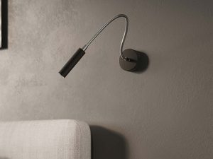 Miniaturka 5 - Sypialnia z czarnym kinkietem do czytania przy łóżku