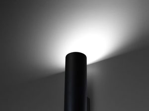 Miniaturka 6 - Czarny kinkiet LED z mocnym światłem i złotą końcówką