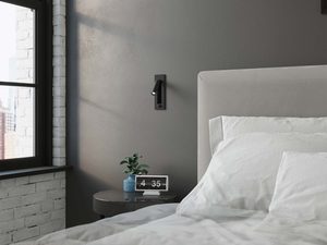 Miniaturka 4 - Widok na łóżko z nowoczesnym kinkietem LED z czarnym reflektorem