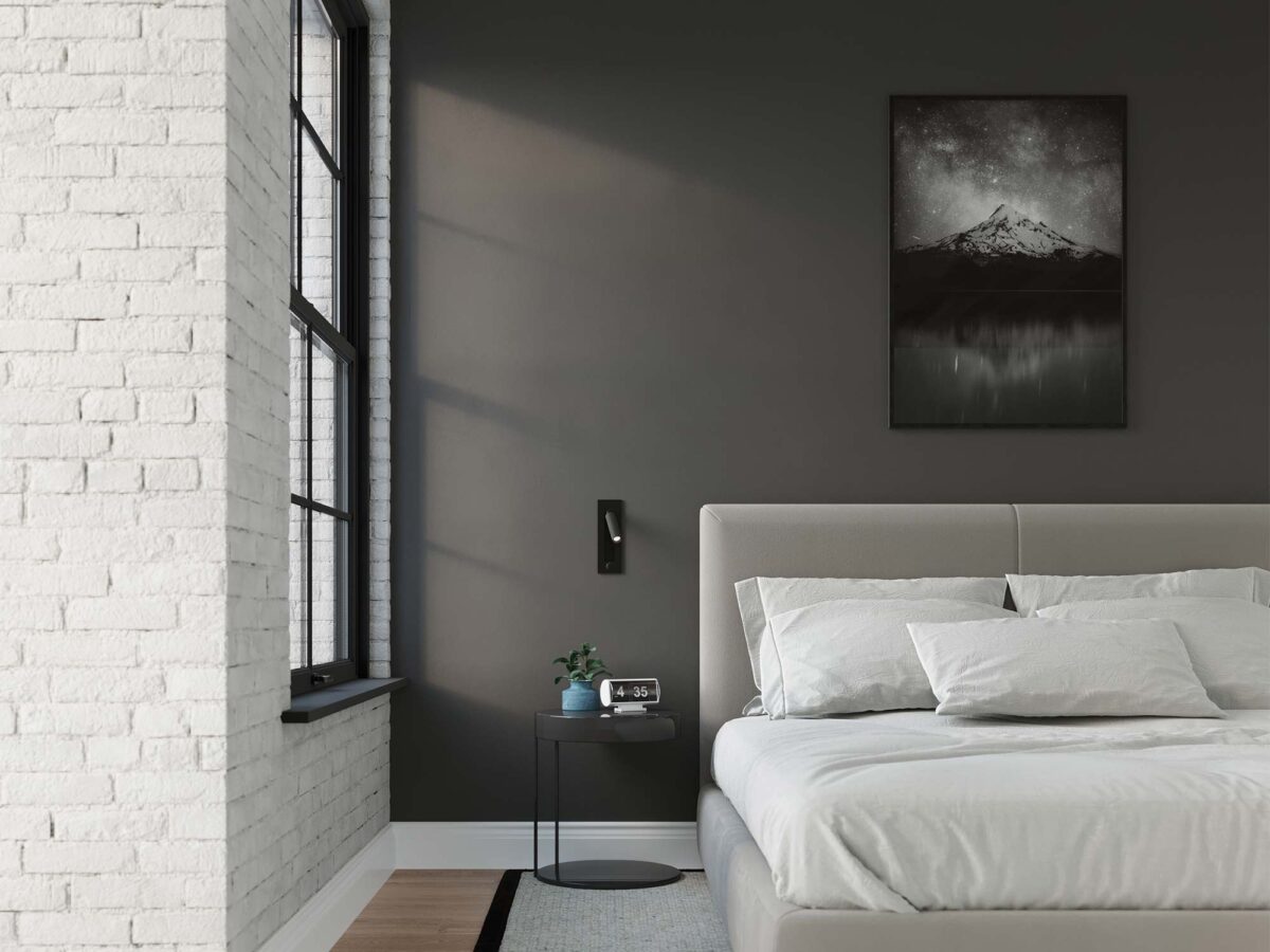 Nowoczesna sypialnia z czarnym kinkietem