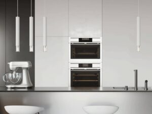 Miniaturka 10 - Białe wiszące tuby LED nad wyspą kuchenną w stylu skandynawskim