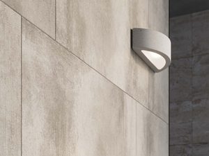 Miniaturka 5 - Kinkiet z betonu zamontowany na surowej elewacji