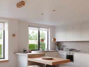 Miniaturka 5 - Kuchnia z białymi meblami i wiszącymi drewnianymi oprawami