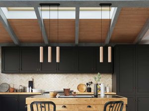 Miniaturka 3 - Trzy drewniane lampy sufitowe zawieszone w ciemnym wnętrzu