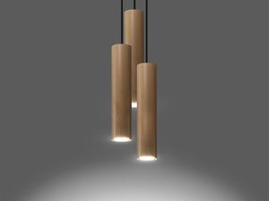 Miniaturka 2 - Trzy drewniane lampy sufitowe zawieszone w ciemnym wnętrzu