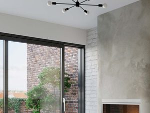 Miniaturka 5 - Nowoczesny czarny żyrandol z kulistymi kloszami w salonie z kominkiem