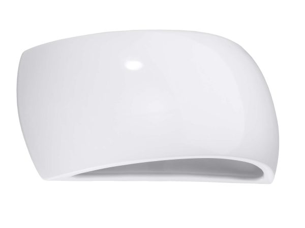 Gładki biały kinkiet w minimalistycznej łazience