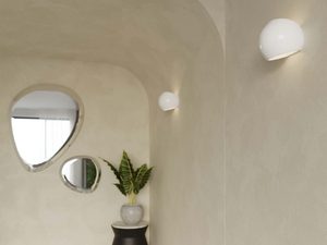 Miniaturka 7 - Nowoczesny kinkiet ścienny w białym macie zamontowany w organicznie wykończonym wnętrzu