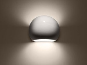 Miniaturka 2 - Biały, kulisty kinkiet LED oświetlający ścianę od dołu