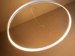 Miniaturka 13 - Designerska lampa LED z białym wykończeniem do nowoczesnych wnętrz