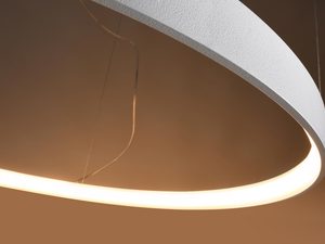 Miniaturka 16 - Zbliżenie na okrągły profil LED z ciepłym światłem