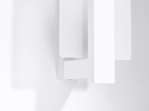 Miniaturka 1 - Nowoczesny biały kinkiet z geometrycznym kształtem do salonu