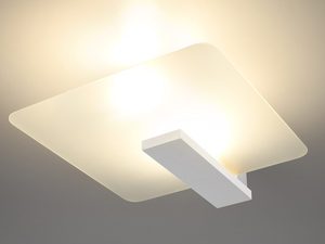 Miniaturka 3 - Plafon z białym wykończeniem i ciepłym światłem do salonu