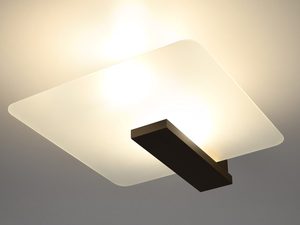 Miniaturka 8 - Drewniany plafon LED z ciepłym światłem, minimalistyczne wnętrze