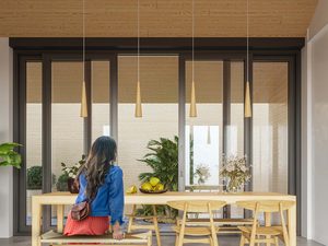 Miniaturka 3 - Kobieta przy ladzie w restauracji z designerskimi lampami wiszącymi