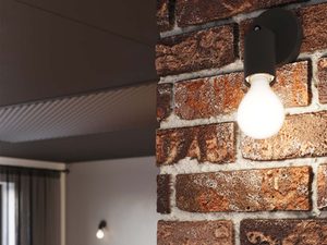 Miniaturka 6 - Reflektor ścienny z żarówką – ceglana ściana w tle