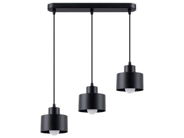 Trzy czarne lampy wiszące z metalowymi kloszami