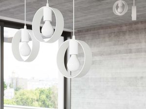 Miniaturka 6 - Białe lampy wiszące w oknie – aranżacja jadalni w stylu skandynawskim