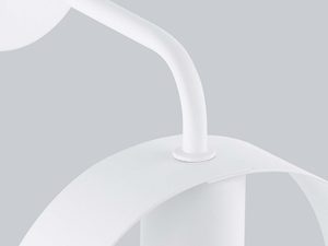 Miniaturka 3 - Zbliżenie na konstrukcję białego kinkietu – gięta rura i oprawka