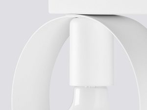 Miniaturka 3 - Zbliżenie na połączenie klosza z oprawką – biała metalowa konstrukcja