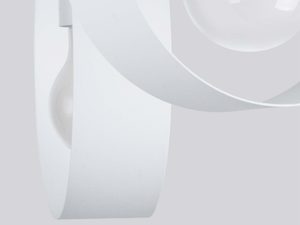 Miniaturka 3 - Zbliżenie na biały metalowy element lampy – detal wykończenia