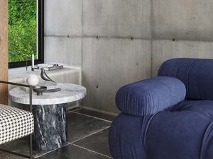 Miniaturka 5 - Lampa zamontowana na betonowej ścianie w nowoczesnym wnętrzu