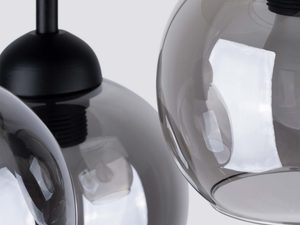 Miniaturka 3 - Zbliżenie na klosz z dymionego szkła – detal odbicia i struktury