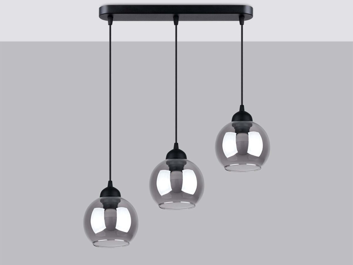 Lampa wisząca z trzema czarnymi oprawami i szklanymi kloszami