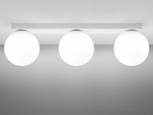 Miniaturka 3 - Trzy oprawy kuliste LED na białej listwie – ujęcie z bliska