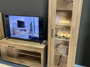 Miniaturka 6 - Zestaw RTV w salonie z drewnianymi elementami i grafiką