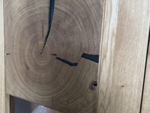 Miniaturka 7 - Zbliżenie na drewniany front z widocznym usłojeniem