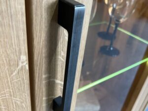 Miniaturka 8 - Zbliżenie na drewniany front z widocznym usłojeniem