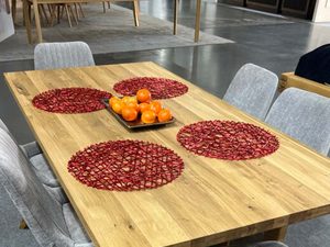 Miniaturka 5 - Stół jadalniany z czterema krzesłami w nowoczesnej jadalni