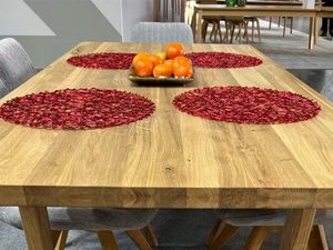 Miniaturka 6 - Drewniany stół z czerwonymi podkładkami i owocami