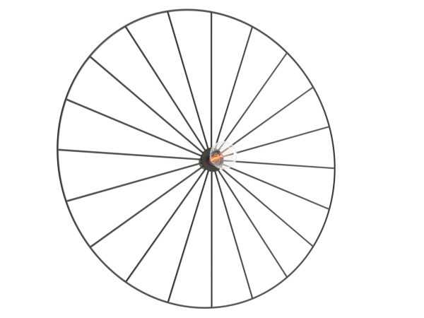 Ozdobne metalowe koło z żarówką umieszczone centralnie