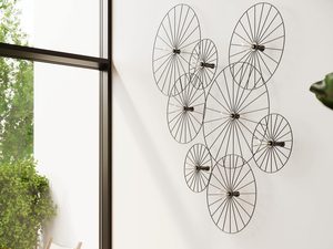Miniaturka 1 - Dekoracja ścienna z czarnych metalowych kół w stylu industrialnym