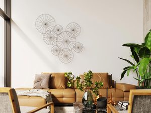 Miniaturka 3 - Dekoracja ścienna z metalowych okręgów przypominających zębatki