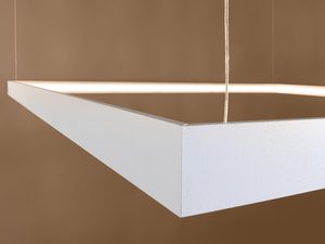 Miniaturka 4 - Zbliżenie na białą ramę lampy LED z zawiesiem