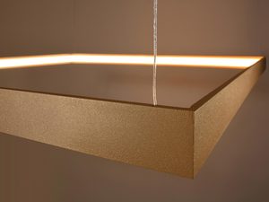 Miniaturka 20 - Zbliżenie na złotą krawędź lampy LED z teksturą