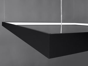 Miniaturka 9 - Zbliżenie na czarną ramę lampy LED z kontrastowym światłem