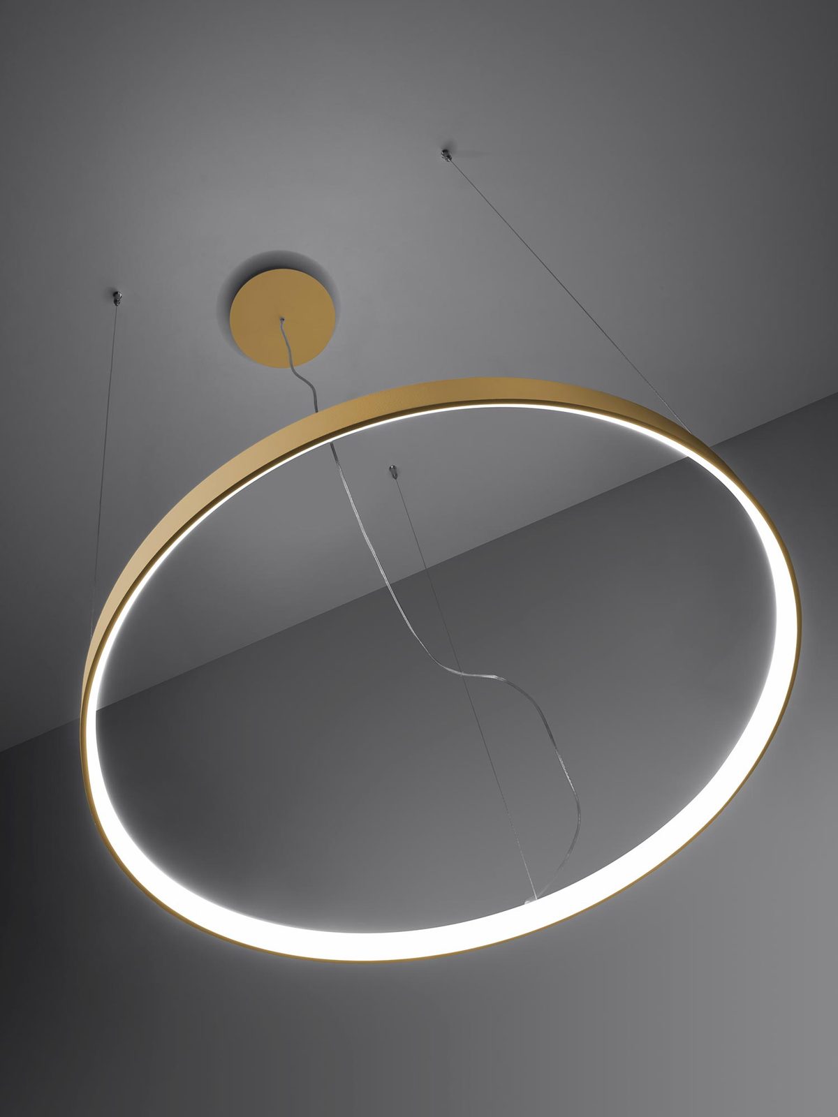 Minimalistyczna złota lampa LED z eleganckim wykończeniem