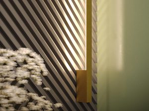 Miniaturka 24 - Złota lampa na dekoracyjnej ścianie